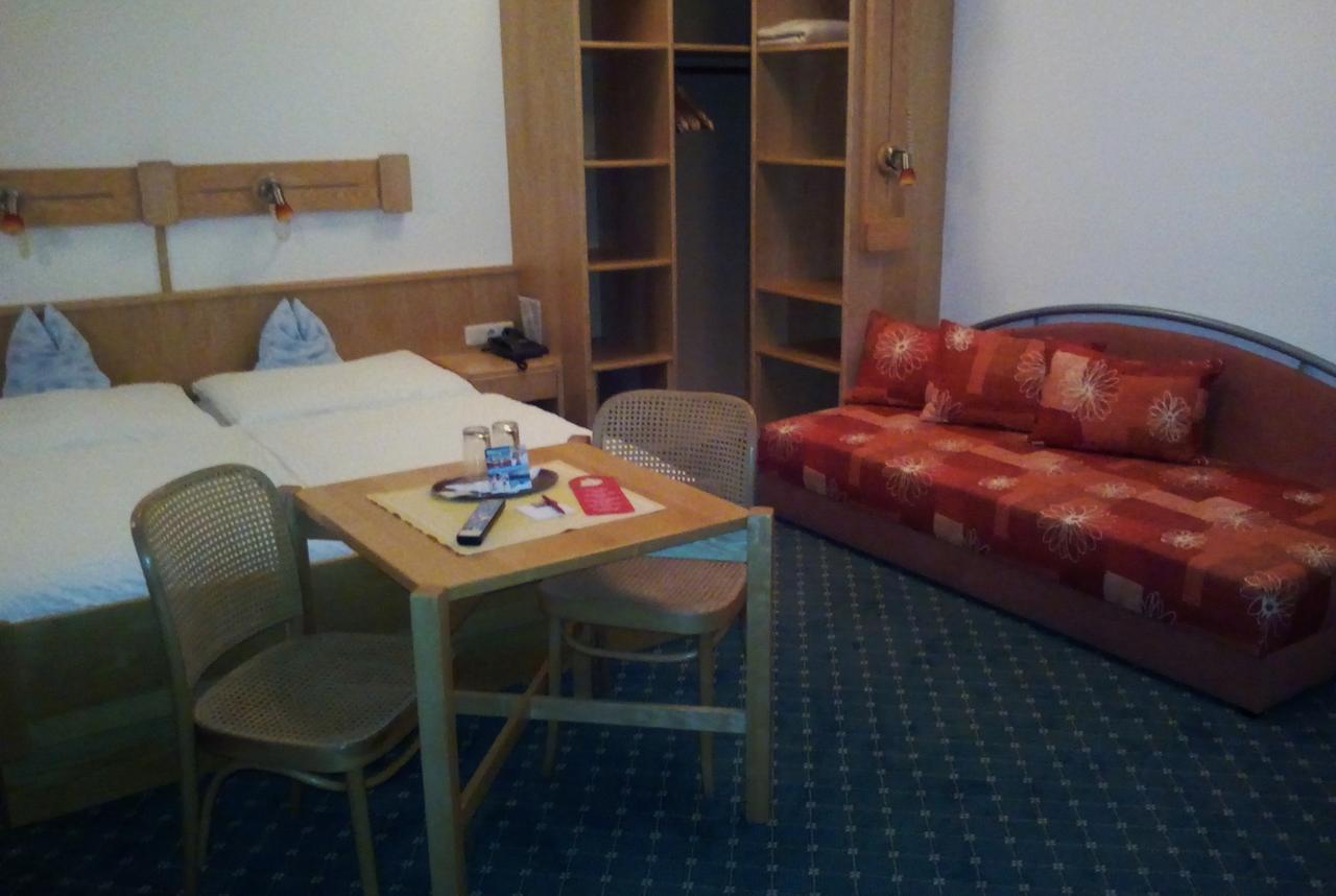 Hotel Zum Goldenen Hirschen Gostling an der Ybbs Bagian luar foto